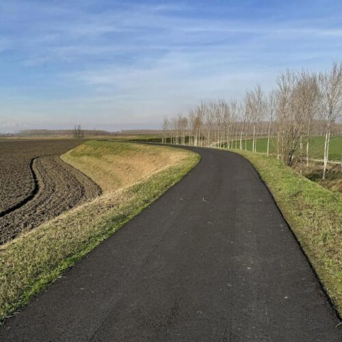 Vento porta il catrame sulle strade bianche: “Sicuri sia stata una buona idea?”