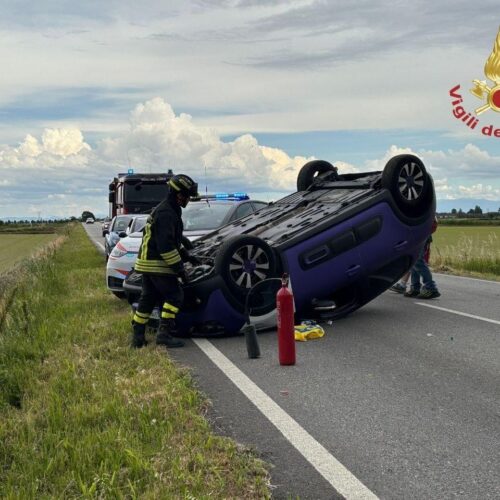 Auto ribaltata a Sartirana: intervengono Vigili del Fuoco ed elisoccorso