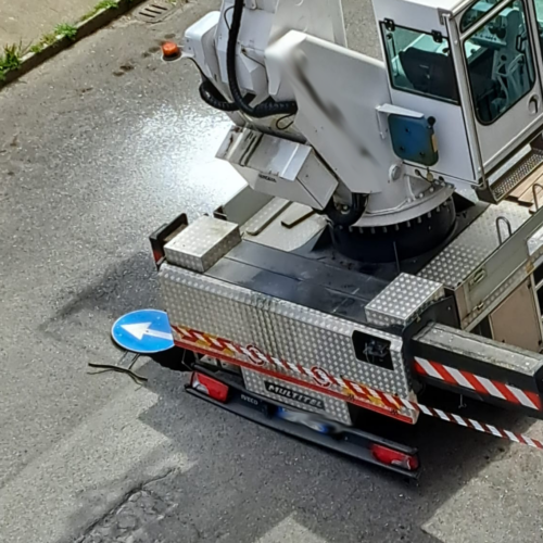 Cede manto stradale: sprofonda autocestello