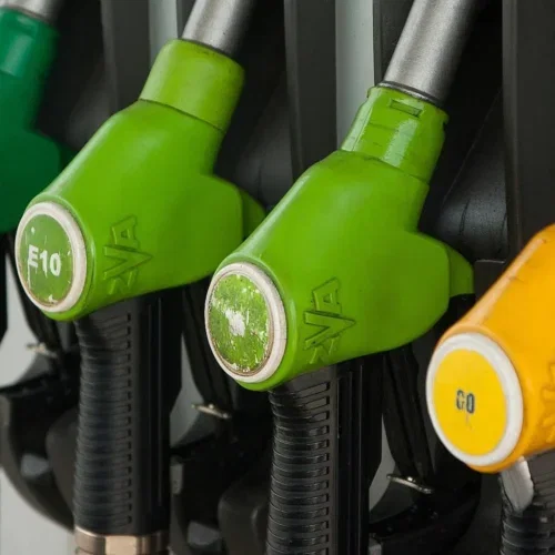 Benzina in media a 1,930 euro, gasolio a 2,007
