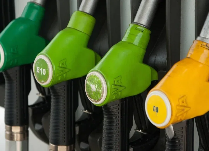 Benzina in media a 1,930 euro, gasolio a 2,007