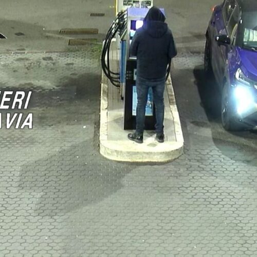 Usava la carta carburante della Croce Rossa per fare benzina alla sua auto: volontario denunciato a Pavia