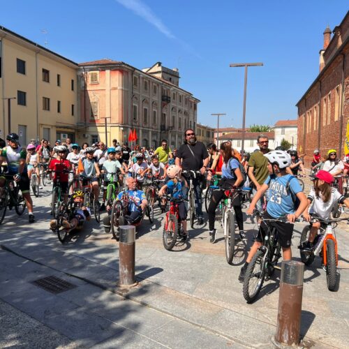 Una pedalata ad Alessandria per piccoli e adulti: grande partecipazione a Bimbimbici/Bicincittà