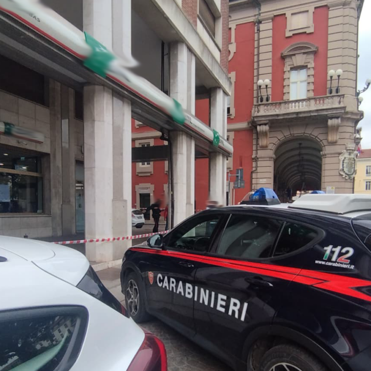 Bomboletta davanti alla Banca in piazza della Libertà: allarme rientrato