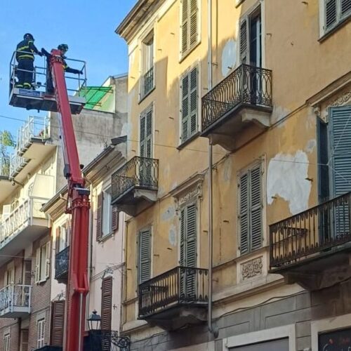 Si staccano alcuni calcinacci da un edificio in via San Lorenzo ad Alessandria