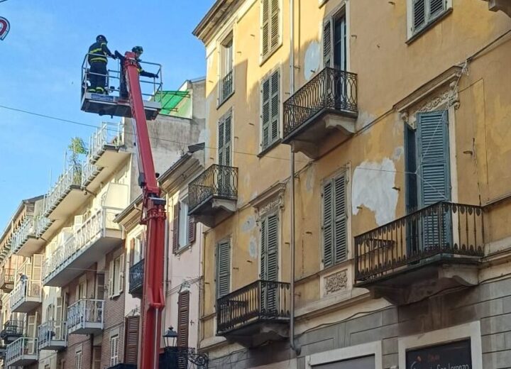 Si staccano alcuni calcinacci da un edificio in via San Lorenzo ad Alessandria