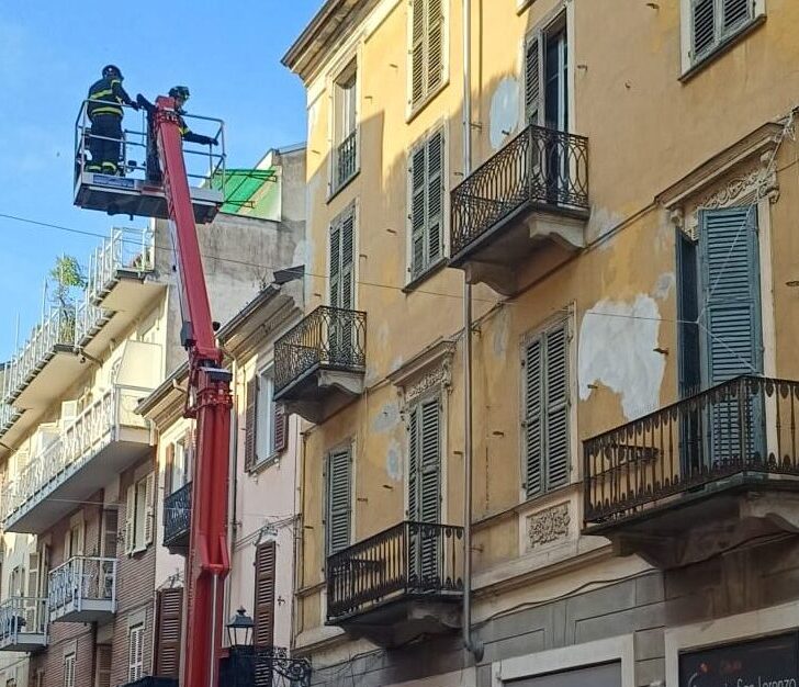 Si staccano alcuni calcinacci da un edificio in via San Lorenzo ad Alessandria