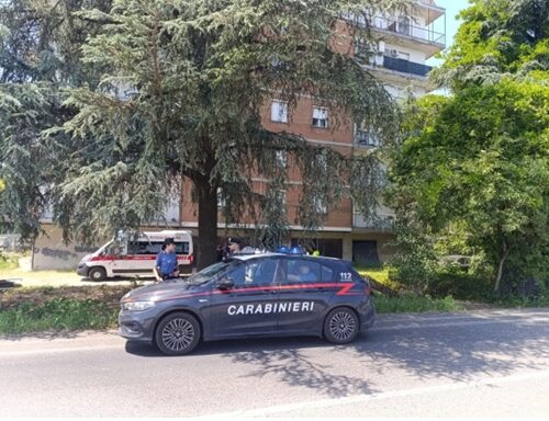 Lite tra vicini degenera: coppia aggredisce un 70enne con il manico di un’accetta