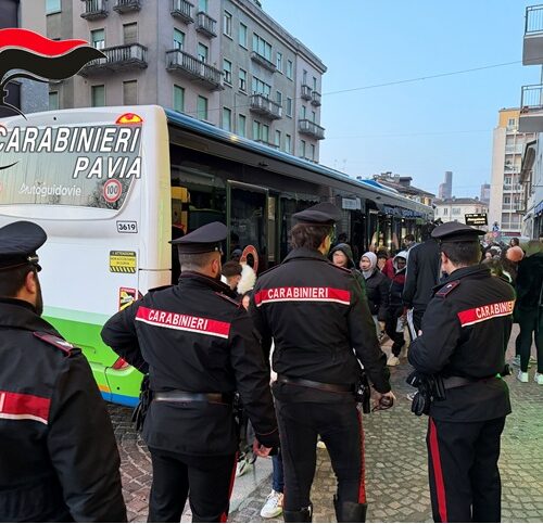 Litiga con l’autista di un bus e lo colpisce con un manganello. Identificato e denunciato