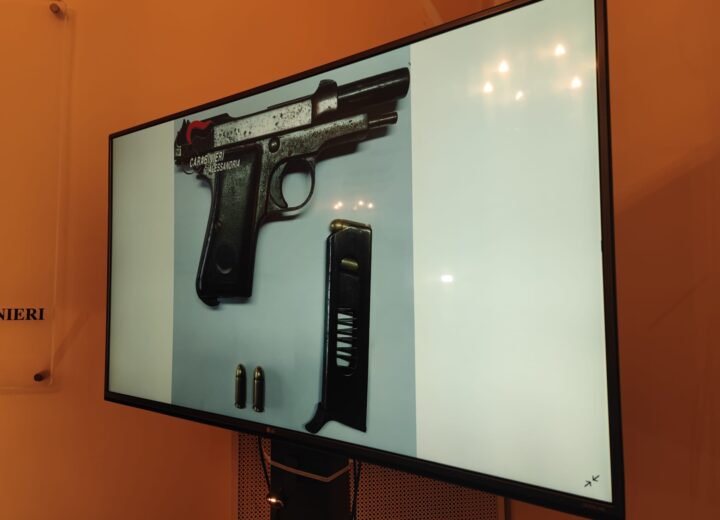 Colpi di pistola contro il Comune a Stazzano: sono stati 3 giovani, uno arrestato