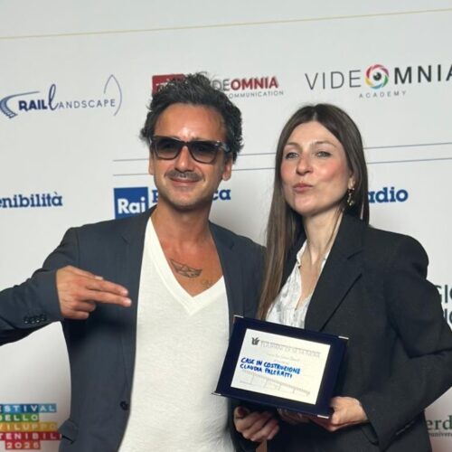La regista pavese Claudia Palermiti trionfa al Tulipani di Seta Nera: premiato il videoclip “Casa in Costruzione”