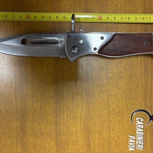 Minaccia la fidanzata con un coltello nel centro di Mede: denunciato