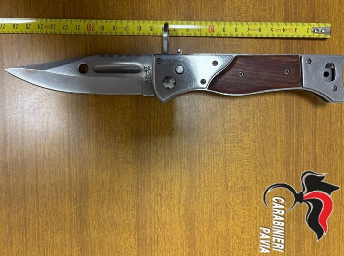 Minaccia la fidanzata con un coltello nel centro di Mede: denunciato