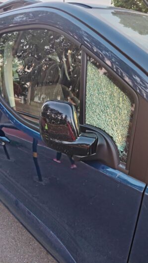 Atto vandalico contro cinque auto parcheggiate vicino al cimitero di Alessandria: rotti i finestrini