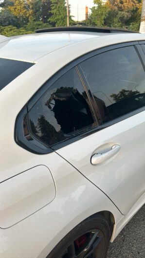 Atto vandalico contro cinque auto parcheggiate vicino al cimitero di Alessandria: rotti i finestrini