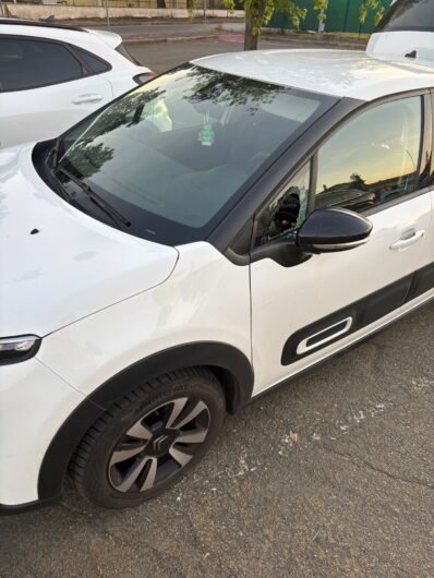 Atto vandalico contro cinque auto parcheggiate vicino al cimitero di Alessandria: rotti i finestrini