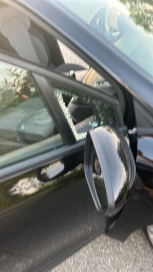 Atto vandalico contro cinque auto parcheggiate vicino al cimitero di Alessandria: rotti i finestrini