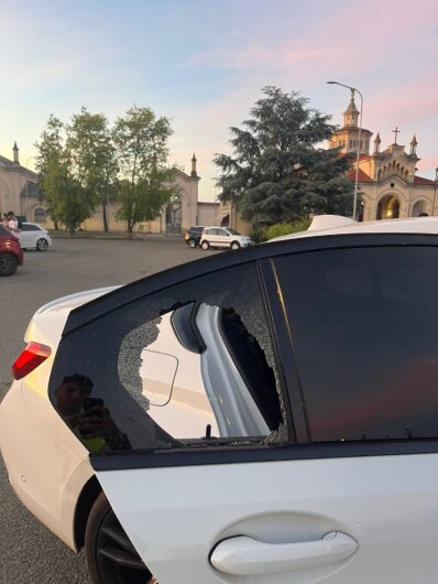 Atto vandalico contro cinque auto parcheggiate vicino al cimitero di Alessandria: rotti i finestrini