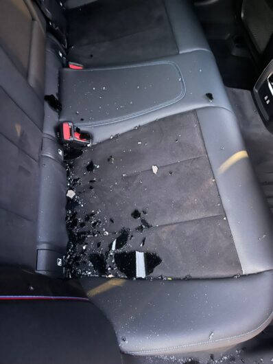Atto vandalico contro cinque auto parcheggiate vicino al cimitero di Alessandria: rotti i finestrini