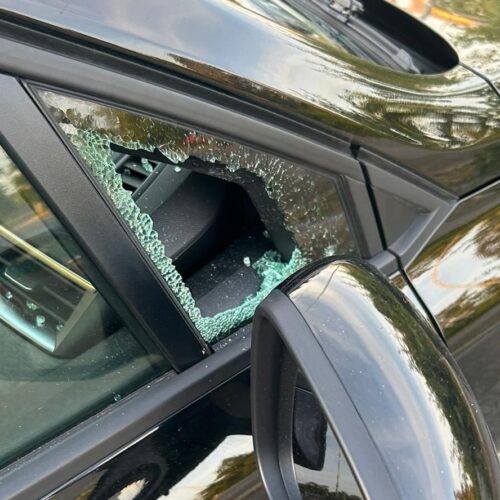 Atto vandalico contro cinque auto parcheggiate vicino al cimitero di Alessandria: rotti i finestrini