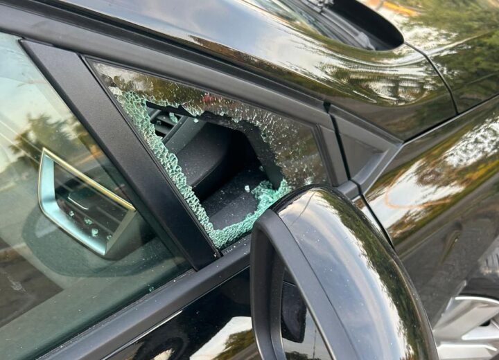 Atto vandalico contro cinque auto parcheggiate vicino al cimitero di Alessandria: rotti i finestrini