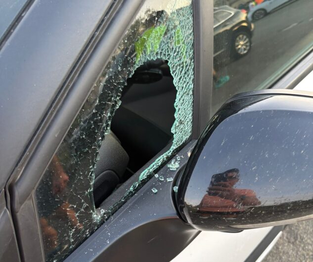 Atto vandalico contro cinque auto parcheggiate vicino al cimitero di Alessandria: rotti i finestrini