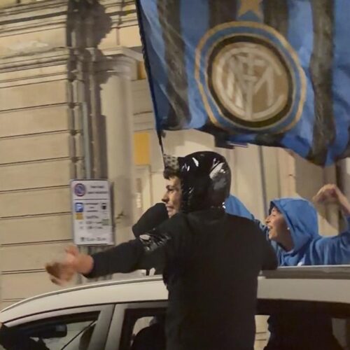 Piazza Garibaldi si tinge di nerazzurro: tifosi in festa per lo scudetto dell’Inter