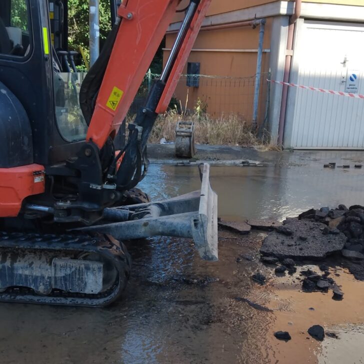 Rotta la conduttura idrica in via Vittime delle Foibe al quartiere Cristo: disagi anche nei sobborghi vicini