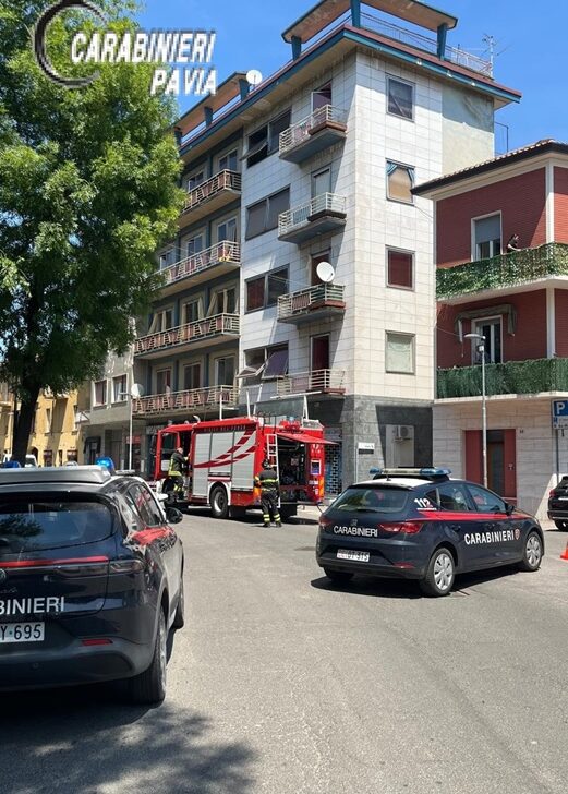 Incendio in un appartamento a Voghera: evacuato un condominio, salvata un’anziana