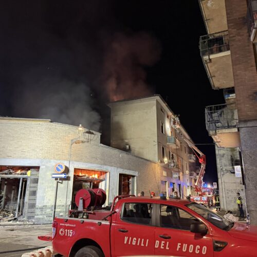 Incendio sotto controllo a Casale ma le fiamme hanno intaccato il tetto di un palazzo vicino: alcuni evacuati
