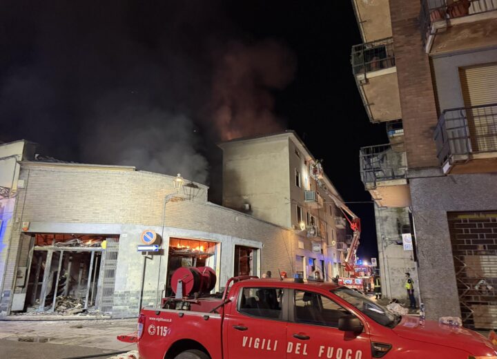 Incendio sotto controllo a Casale ma le fiamme hanno intaccato il tetto di un palazzo vicino: alcuni evacuati