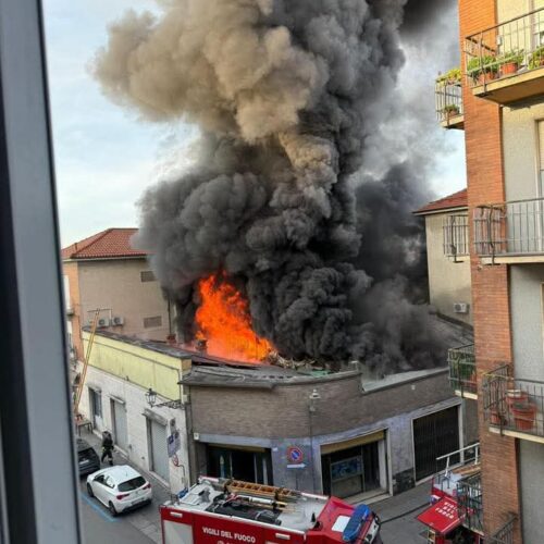 Vasto incendio in un negozio a Casale. Sindaco e vicesindaco: “Situazione sotto controllo”