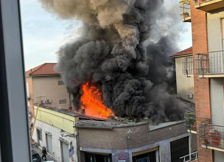 Vasto incendio in un negozio a Casale. Sindaco e vicesindaco: “Situazione sotto controllo”