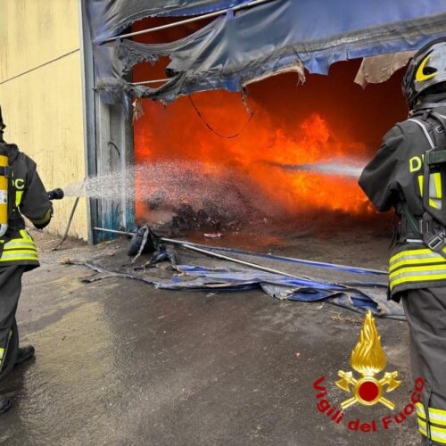 Incendio in una azienda di smaltimento rifiuti a Sannazzaro de’ Burgondi