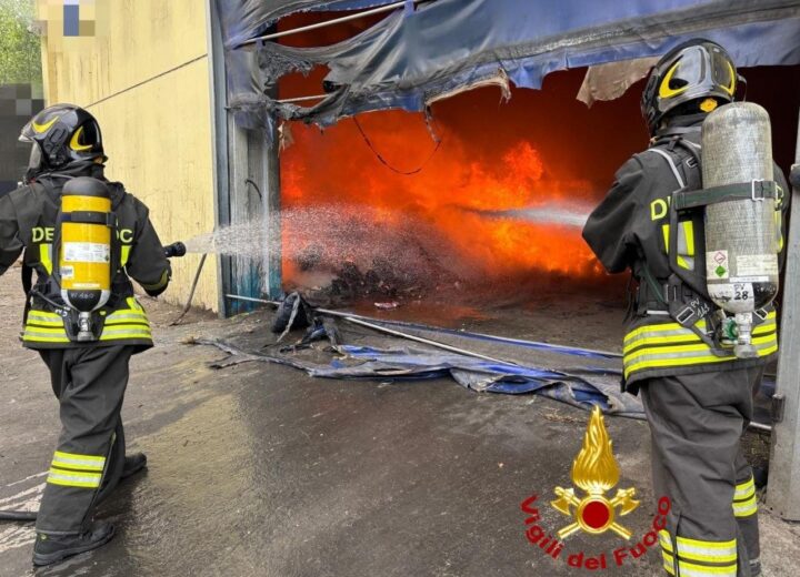 Incendio in una azienda di smaltimento rifiuti a Sannazzaro de’ Burgondi