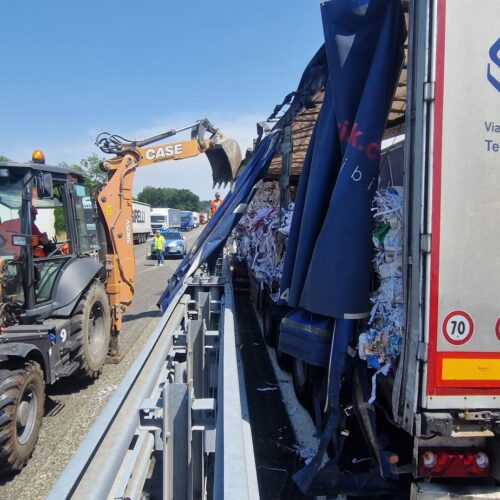 Camion urta guardrail e perde il carico sulla A21: chiuso casello di Felizzano in direzione Torino