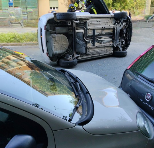 Auto ribaltata in corso 4 novembre ad Alessandria: un ferito lieve