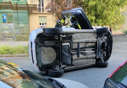 Auto ribaltata in corso 4 novembre ad Alessandria: un ferito lieve
