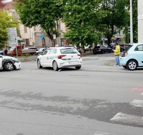 Incidente in via Marengo ad Alessandria: due auto coinvolte, nessun ferito