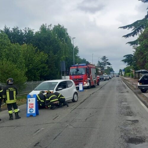 Auto fuori strada a Basaluzzo: donna ferita in modo lieve