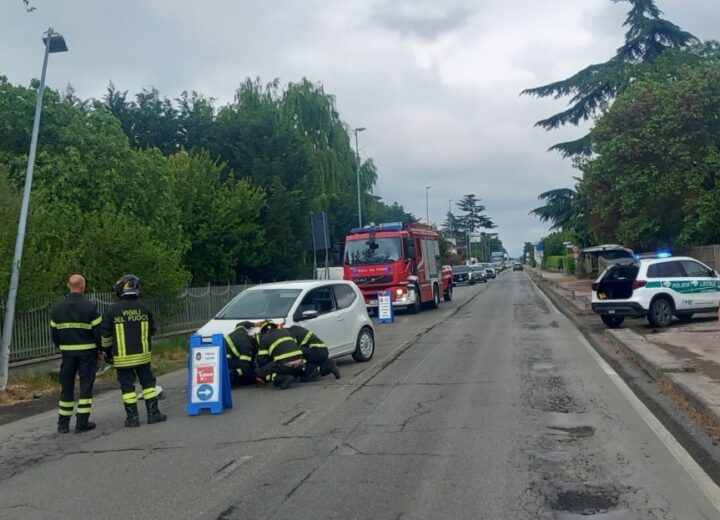 Auto fuori strada a Basaluzzo: donna ferita in modo lieve