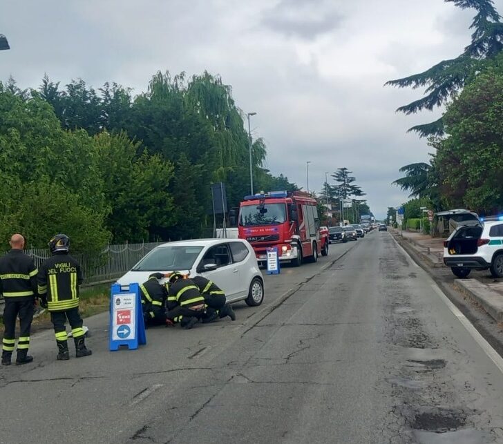 Auto fuori strada a Basaluzzo: donna ferita in modo lieve