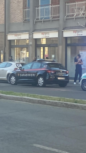 Lancia oggetti dal suo appartamento. Chiuso tratto di via Parma