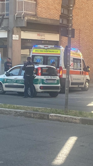 Lancia oggetti dal suo appartamento. Chiuso tratto di via Parma