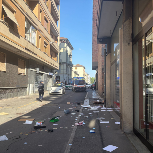 Lancia oggetti dal suo appartamento: zona transennata