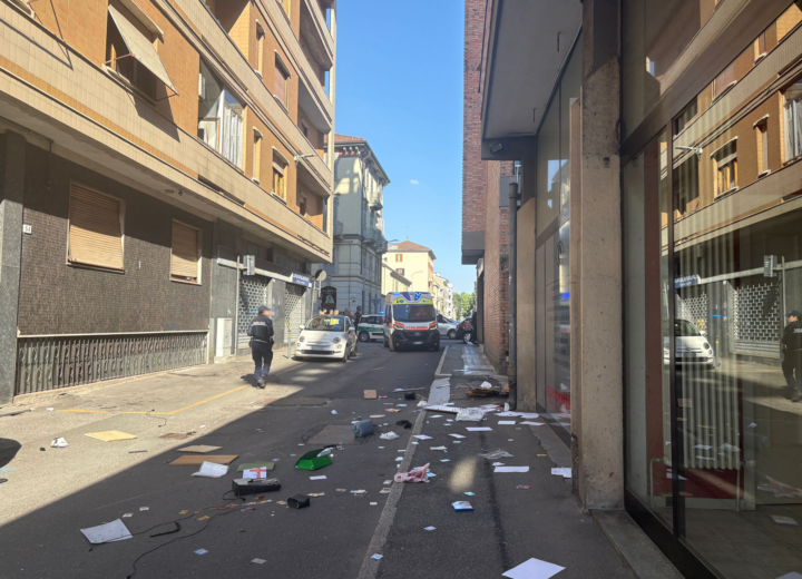 Lancia oggetti dal suo appartamento: zona transennata