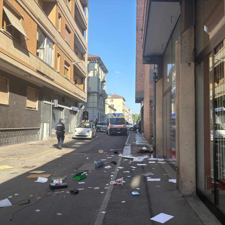 Lancia oggetti dal suo appartamento. Chiuso tratto di via Parma
