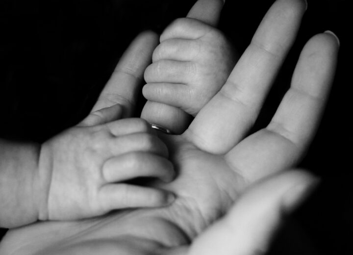 Essere madri in Piemonte: il welfare regge ma pesa la precarietà