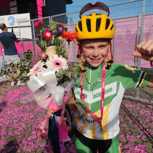 Prende al volo i fiori lanciati da Vingegaard: il sorriso del giovane ciclista Matteo