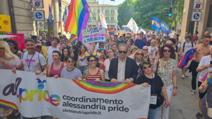 Una festa di colori: ad Alessandria è partito il corteo del Pride